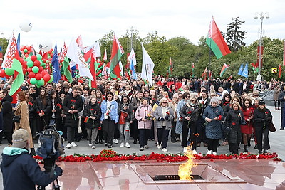 Память живет в сердцах! Народное возложение проходит на Площади Победы