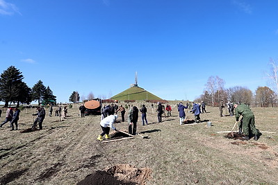 Придать мемориалу новый облик. Турчин провел субботник на Кургане Славы
