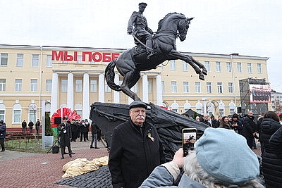 Памятник Рокоссовскому, парад военной техники. В Гомеле почтили память героев-освободителей