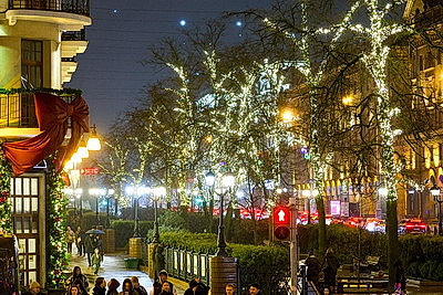 Новогодняя иллюминация превратила столицу в зимнюю сказку