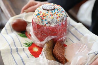 Накануне Пасхи белорусы освящают куличи в храмах и костелах