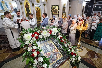 Православные верующие отмечают Преображение Господне - Яблочный Спас