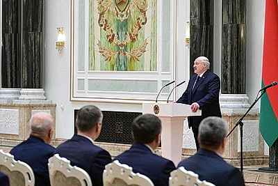 Лукашенко вручил награды заслуженным аграриям Беларуси