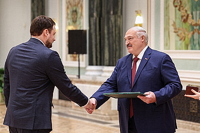 Лукашенко - выпускникам вузов: мир огромен, а Беларусь у нас одна