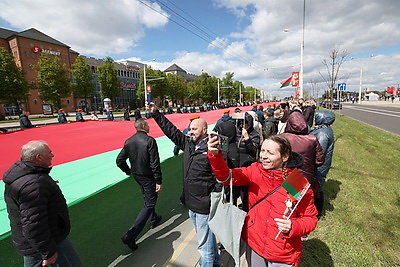 500 м длиной и 9 м шириной. В Минске пронесли самый большой флаг Беларуси