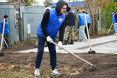 На республиканском субботнике благоустроили территорию Брестской областной клинической больницы