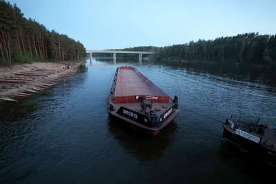 Модернизированную баржу для речного пароходства спустили на воду Немана в Гродно