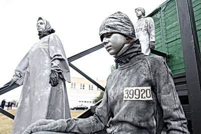 \"Это был не лагерь, а фабрика смерти\". В Тростенце открыли памятный знак жертвам геноцида