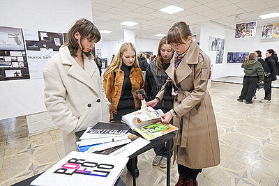 От афиши до проекта парка. Выставка к 50-летию кафедры дизайна и моды ВГТУ открылась в Витебске