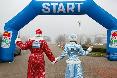 Нарядные, бодрые, счастливые. Более 300 человек вышли на старт Новогоднего забега в Бресте