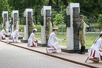С благодарностью за мирное небо. Выпускники возложили цветы на Аллее Героев в Гомеле