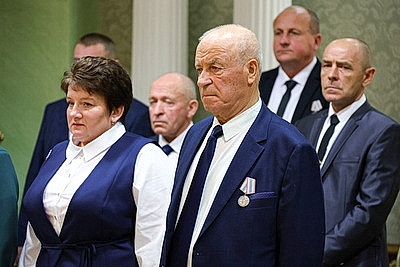 Лукашенко вручил награды заслуженным аграриям Беларуси