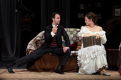 Спектакль \"Волки и овцы\" в рамках гастролей представили российские артисты на сцене молодежного театра