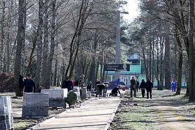 Сотрудники Госсекретариата провели субботник на территории мемориала в Столбцовском районе