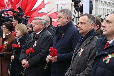 Памятник Рокоссовскому, парад военной техники. В Гомеле почтили память героев-освободителей