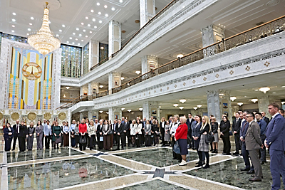 Работники холдинга \"БЕЛСТРОЙЦЕНТР\" посетили с экскурсией Дворец Независимости