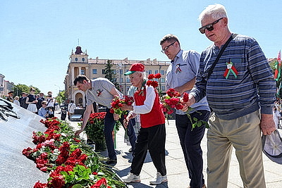 Народное возложение цветов прошло у монумента Победы в Минске