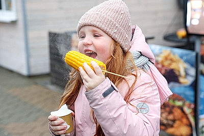 Зимняя сказка и вкусные угощения. Рождественская ярмарка открылась у Дворца спорта в Минске