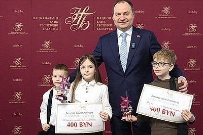 Победителей конкурса видеоблогеров \"Деньги имеют значение\" наградили в Нацбанке