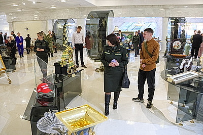 Представители органов погранслужбы посетили с экскурсией Дворец Независимости