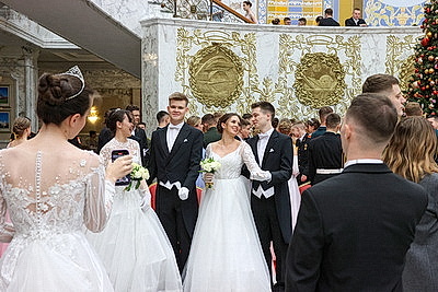 Вальс, кадриль и полонез. Дворец Независимости собрал участников красочного новогоднего бала