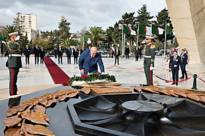 Лукашенко в Алжире возложил венок в мемориальном комплексе \"Памятник славы и мученичества\"