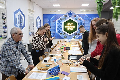 Стельки с таблицами, фейковая зачетка и... батон. В Могилеве открылась выставка студенческих шпаргалок