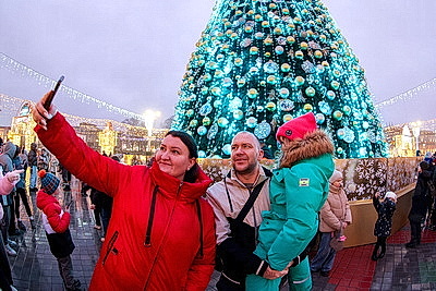 В Минске новогодними огнями засияла главная елка страны