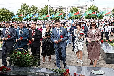 С благодарностью за мирное небо. Выпускники возложили цветы на Аллее Героев в Гомеле