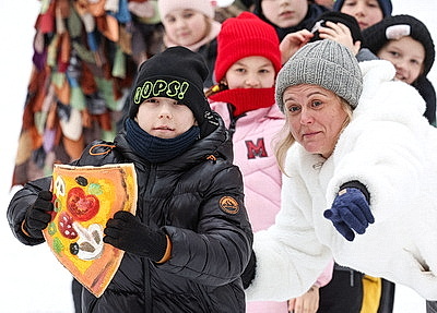 Квесты, игры, подарки. Как дети проводят праздники в резиденции Снегурочки в Городке