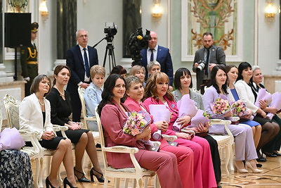 Лукашенко вручил госнаграды женщинам из различных сфер деятельности и регионов страны