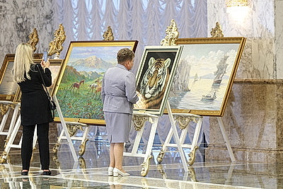 \"Здесь пишется история суверенной Беларуси\". Залы Дворца Независимости впечатлили парламентариев
