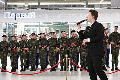 \"Так рождаются истинные патриоты\". Спасатели Минска вручили Конституции 30 ребятам