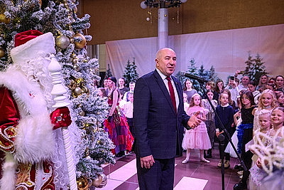 Дед Мороз, подарки и хороводы. 800 детей собрал благотворительный праздник в Гродно