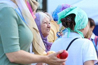 Православные верующие отмечают Преображение Господне - Яблочный Спас