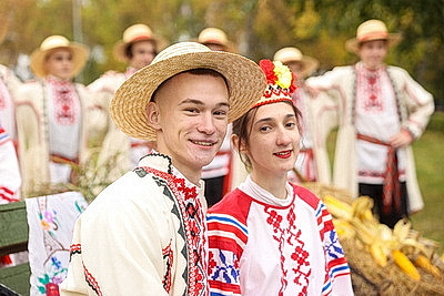 Памятник креветке, выставка караваев и подворий. В Белоозерске проходят \"Дажынкі-2025\"
