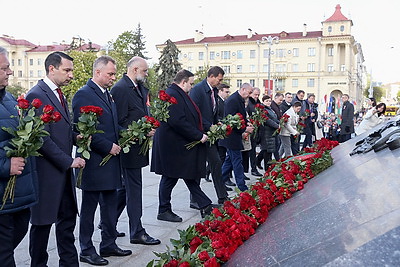 \"Беларусь помнит\": торжественная церемония возложения цветов проходит на площади Победы