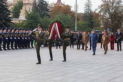 Султан Омана возложил венок к монументу Победы в Минске
