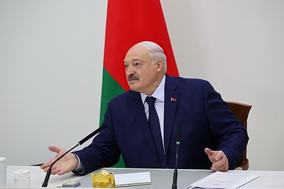 Лукашенко проголосовал на президентских выборах и провел пресс-конференцию для СМИ
