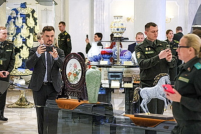Представители органов погранслужбы посетили с экскурсией Дворец Независимости