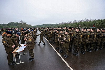 Начало освоения военной науки. Около 2,4 тыс. новобранцев приняли присягу в 72-м учебном центре