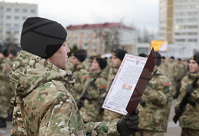 Молодое пополнение военнослужащих внутренних войск приняло присягу на площади Победы в Витебске