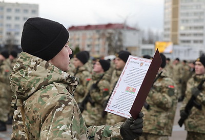 Молодое пополнение военнослужащих внутренних войск приняло присягу на площади Победы в Витебске