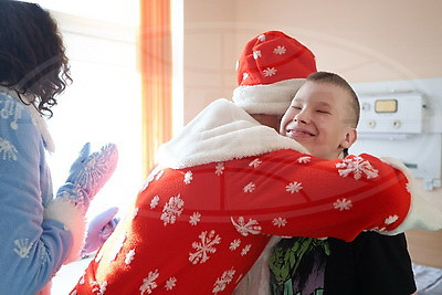 Чудеса как лекарство: к юным пациентам РНПЦ неврологии и нейрохирургии пришли Дед Мороз и Снегурочка