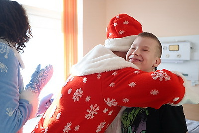 Чудеса как лекарство: к юным пациентам РНПЦ неврологии и нейрохирургии пришли Дед Мороз и Снегурочка