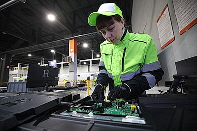 Лукашенко на \"Горизонте\" дал официальный старт массовому роботизированному производству телевизоров с ИИ