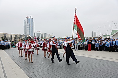Сотни юных миротворцев собрались в центре Минска на линейку к Международному дню мира
