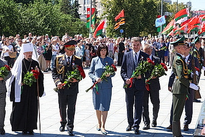 Народное возложение цветов прошло у монумента Победы в Минске