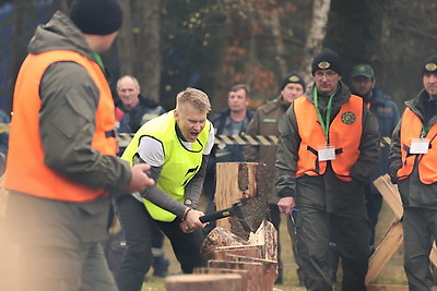 Невероятная атмосфера. Четвертый чемпионат по колке дров среди СМИ проходит в Минском районе
