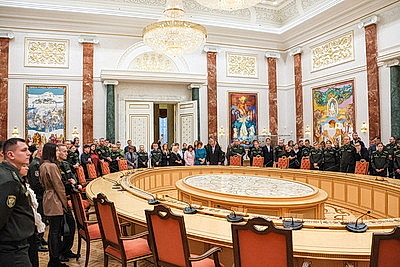 Представители органов погранслужбы посетили с экскурсией Дворец Независимости